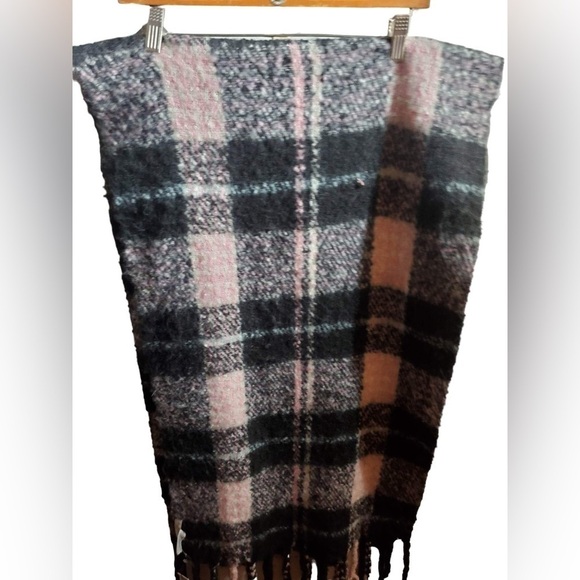 Bcbg wide scarf, black and pink fringe 100% polyester new with tag - Picture 1 of 5